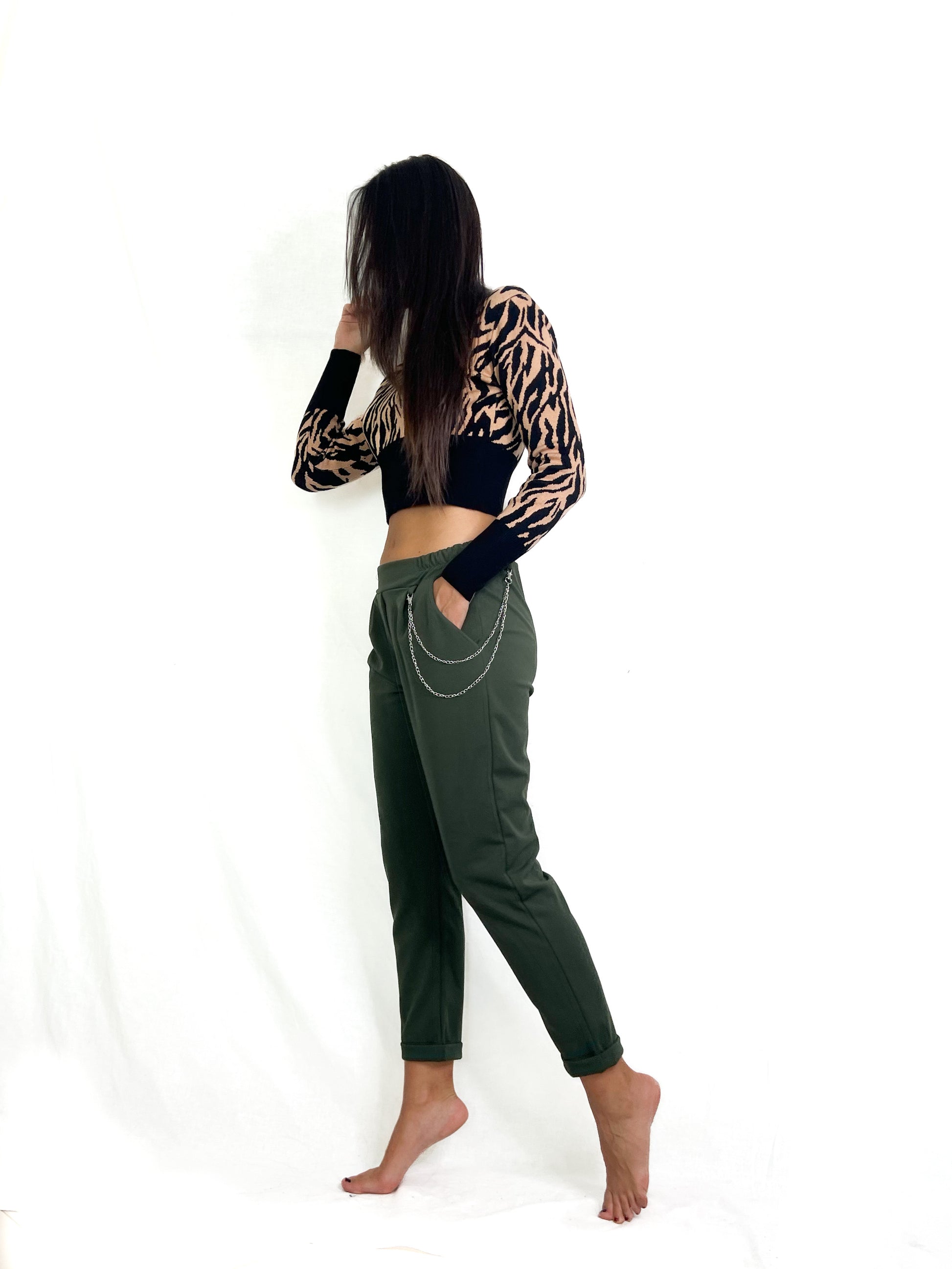 Pantalone donna con tasche e catenella laterale sadamoda.