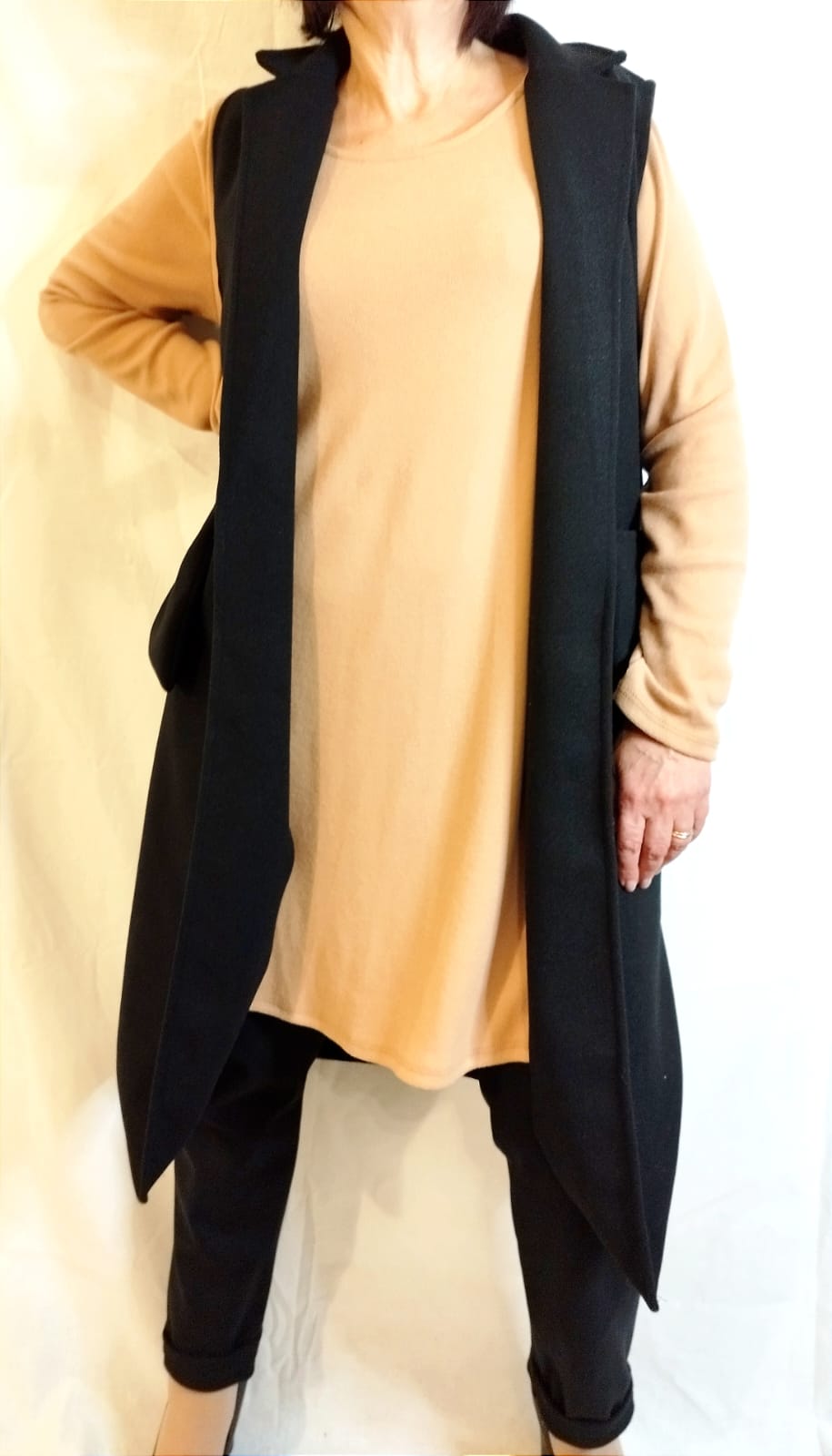 Cardigan smanicato con tasche e bottoni laterali sadamoda abbigliamento.