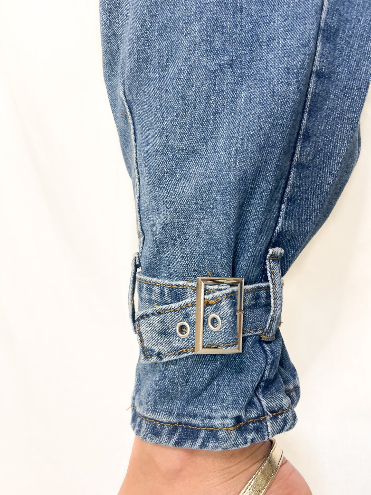 Jeans chiaro con cinturino caviglia donna sadamoda.