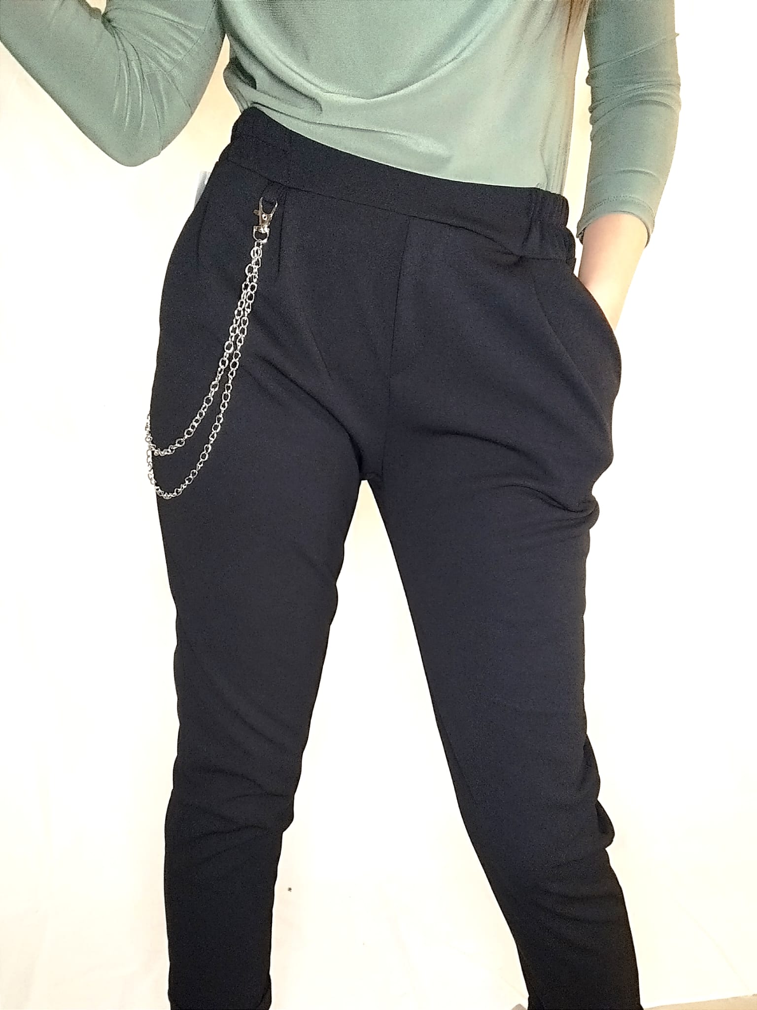 Pantalone donna con tasche e catenella laterale sadamoda.